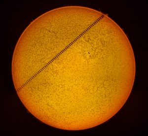 Tranzyt Międzynarodowej Stacji Kosmicznej (ISS) na tle Słońca