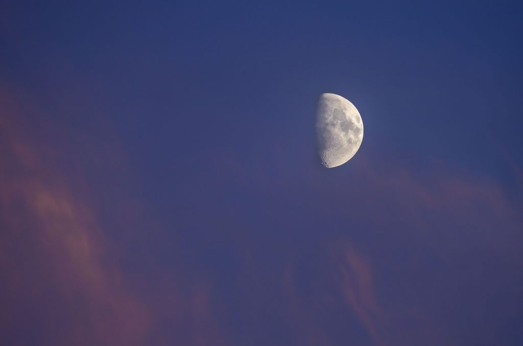 Księżyc przebijający się przez chmury